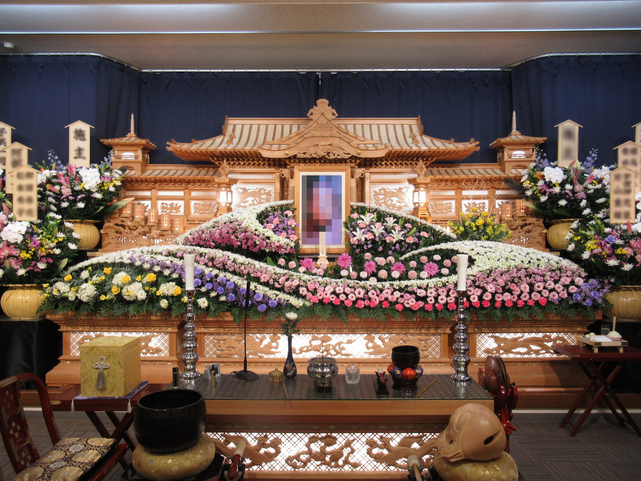 駒生市民ホールの花祭壇写真