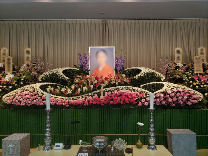 川田市民ホールの花祭壇写真