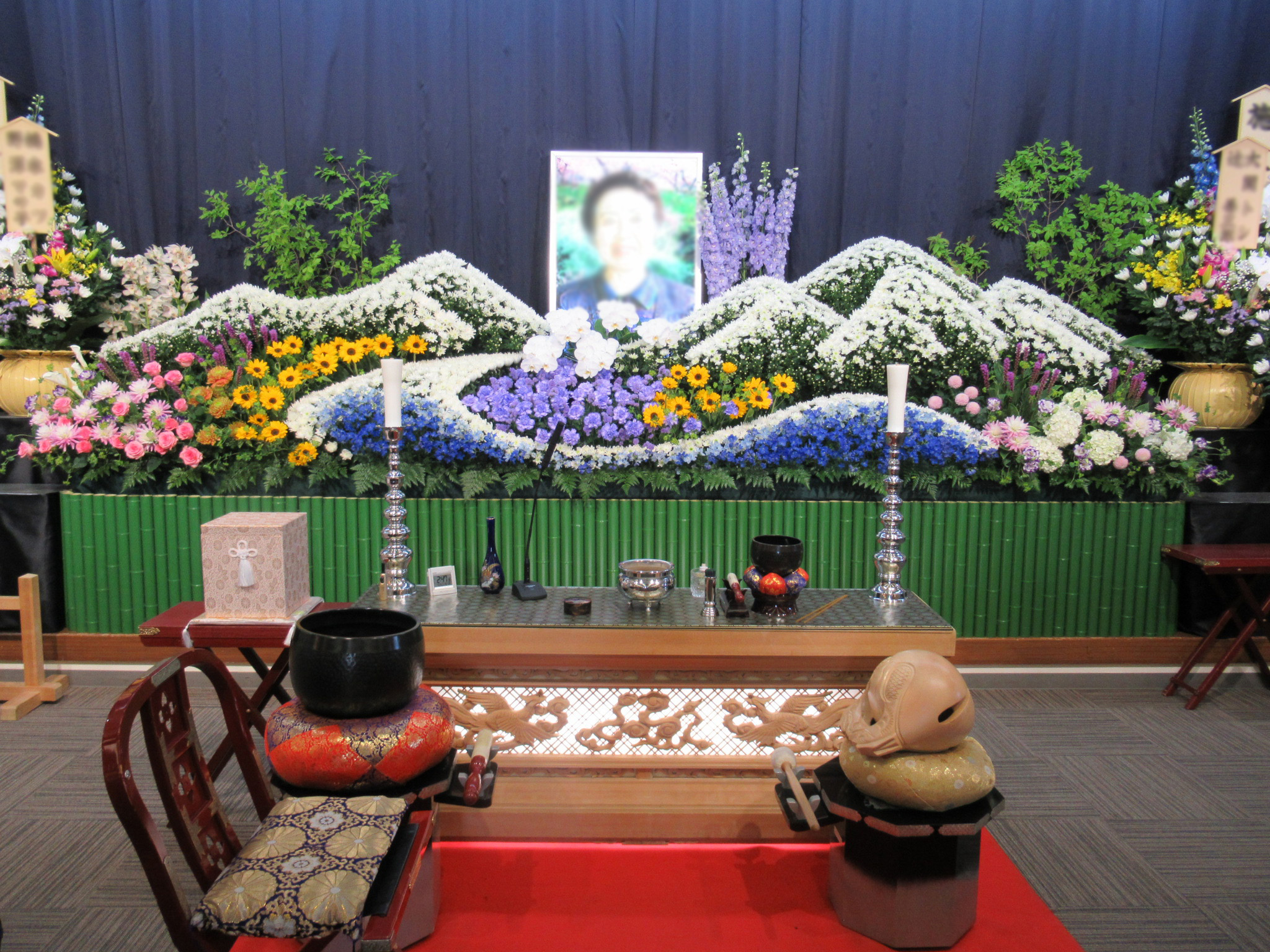 川田市民ホールの花祭壇写真