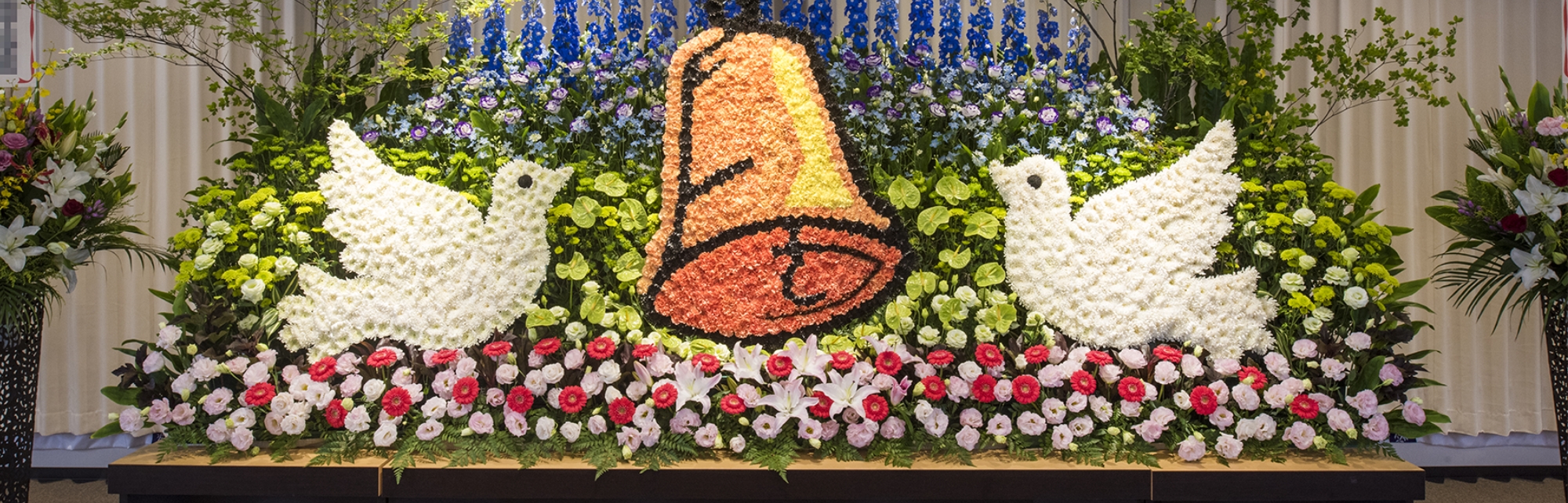花で飾り付けた祭壇のイメージ写真